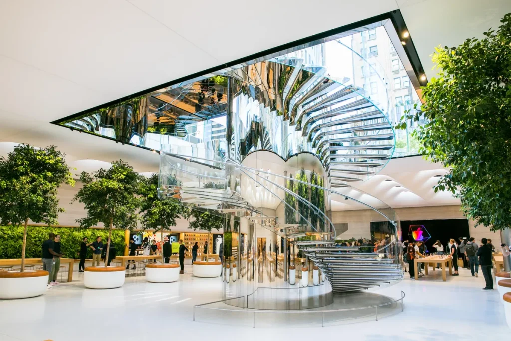 Innovador interior de la conocida tienda de Apple, en la Quinta Avenida. Ejemplo clave en el diseño retail y de como el arte transforma las tiendas.